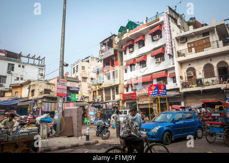 Rue animée marché près de Main Bazaar dans le quartier de Paharganj New Delhi, Inde Banque D'Images