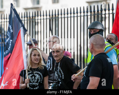 L'extrême droite, antisémites et racistes de tenir un rassemblement de groupes anti-fascistes et maintenez une contre-manifestation à proximité de London's Whitehall. Comprend : Voir Où : London, Royaume-Uni Quand : 04 Oct 2015 Banque D'Images