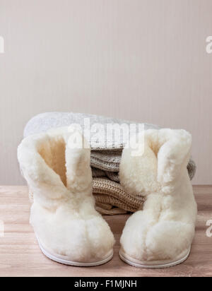 Paire de Chaussons en peau de mouton d'hiver chaud (alpaga), pile de vêtements en laine chaude Banque D'Images