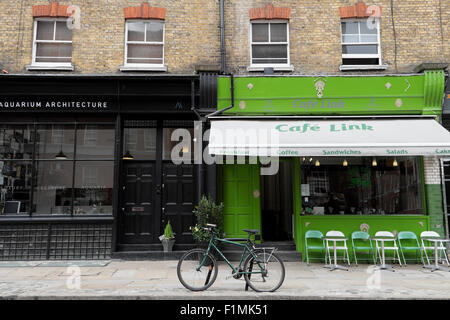 Regardez le vélo stationné devant Cafe Link et l'architecture de l'aquarium sur les champs de neige à Bermondsey South London UK KATHY DEWITT Banque D'Images