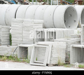 Dépôt des anneaux de béton préfabriqués pour les rejets d'eau des puits et Banque D'Images