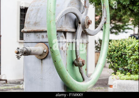 Ancienne pompe à eau, avec l'opération de roue à Banque D'Images