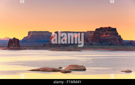 Padre Bay, du Cookie Jar Butte au lever du soleil. Le lac Powell, Utah, USA Banque D'Images