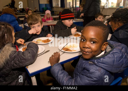 Élève de primaire d'avoir leur déjeuner, Londres, Royaume-Uni. Banque D'Images