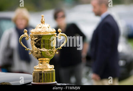 Stamford, au Royaume-Uni. 08Th Nov, 2015. Vainqueur de la coupe du monde ; (2003) Jason Robinson OBE et la Webb Ellis cup, sur la partie d'affichage de la RWC 2015 Trophy Tour, Land Rover partenaire mondial et parrain de la Burghley horse trials. Credit : Clifford Norton/Alamy Live News Banque D'Images