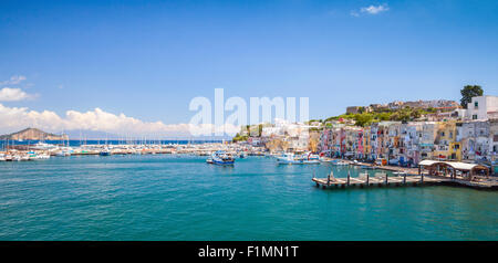 Petite ville italienne vue panoramique paysage urbain. Port de l'île de Procida, Golfe de Naples, Italie Banque D'Images