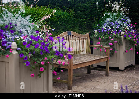 Banc de jardin et patio Planters Banque D'Images