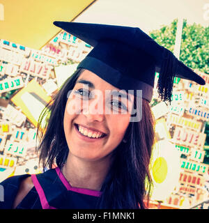 Portrait d'étudiante sur le jour de Graduation en face de Festival de l'amour d'Art de Londres South Bank Banque D'Images