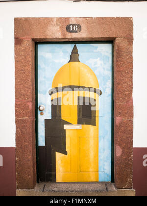 Les peintures des portes de la vieille ville de Funchal, Madère, Portugal. ArT de portes ouvertes dans la Rua de Santa Maria de Funchal Banque D'Images
