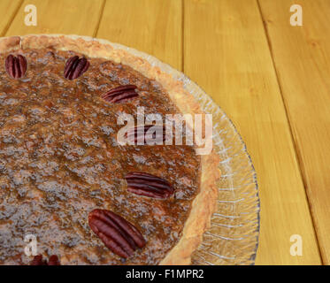 Close-up de la tarte aux pacanes décoré avec des noix grillées Banque D'Images