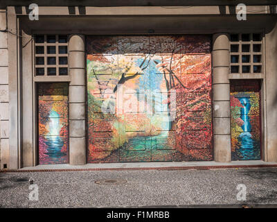 Les peintures des portes de la vieille ville de Funchal, Madère, Portugal. Art de portes ouvertes dans la Rua de Santa Maria de Funchal Banque D'Images