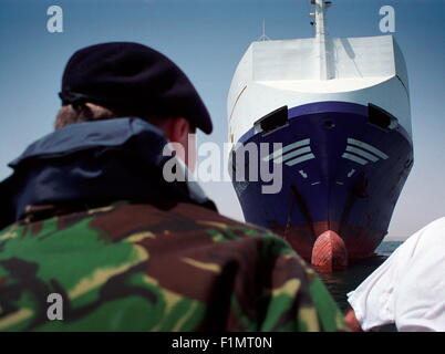 AJAX NEWS & FEATURE SERVICE.(OMA-54)5 OCT 2001.OMAN. Charte Marchande - APPROCHE DE TOR ANGLIA, l'un des nombreux navires marchands SUR LA LOCATION POUR LES SERVICES PENDANT L'EXERCICE SAIF SAREEA. PHOTO:JONATHAN EASTLAND/AJAX. REF:CDSS02/1-7. Banque D'Images