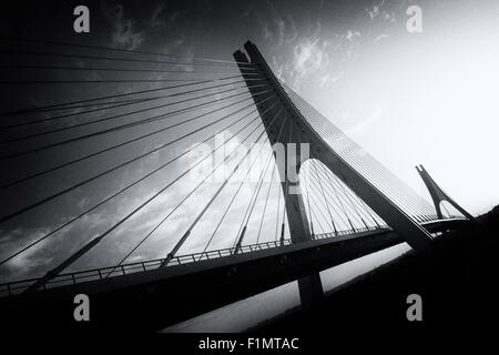 Photo en noir et blanc du pont sur la rivière en différents points de l'amélioration de lignes. Banque D'Images