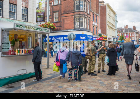 Un stand de hot-dog à Wolverhampton Street Market West Midlands UK Banque D'Images