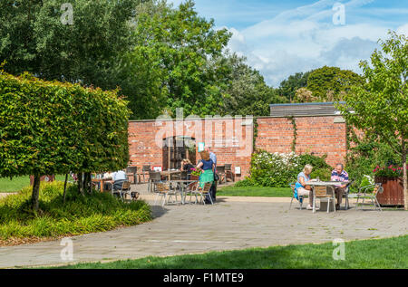 Bute Park Education Centre à Cardiff sous le soleil d'après-midi avec des gens Décembre Banque D'Images