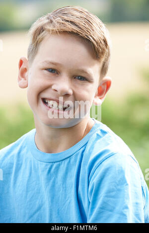 La tête et l'épaule de plein air Portrait Of Smiling Boy Banque D'Images