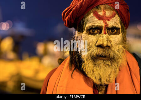 Portrait d'un sadhu indien portant des vêtements traditionnels à Varanasi, Uttar Pradesh, Inde. Banque D'Images