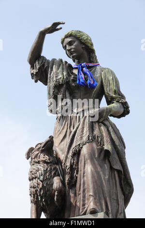 Statue de Flora MacDonald à Inverness, Inverness Caledonian Thistle avec une écharpe du Club de Football Banque D'Images