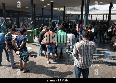 Budapest, Hongrie.Les réfugiés d'attente à la Gare de l'est à Budapest pour quitter le pays et aller vers l'Europe de l'Ouest. Banque D'Images