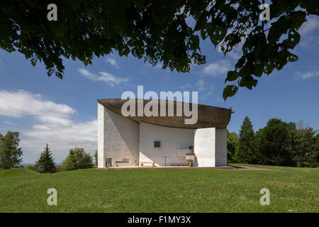 Notre Dame du Haut, chapelle de Ronchamp conçue par l'architecte français-suisse le Corbusier, France. Banque D'Images