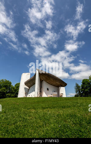 Notre Dame du Haut, chapelle de Ronchamp conçue par l'architecte français-suisse le Corbusier, France. Banque D'Images