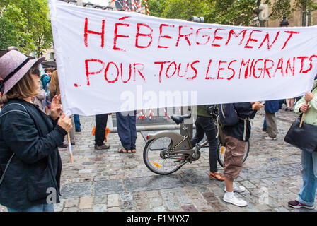 Paris, France. Rassemblement de manifestation, en solidarité avec les activistes qui tiennent une manifestation bannière de protestation en français : «logement pour les migrants» dans la rue près de l'hôtel de ville, slogans de justice sociale des immigrants, manifestation pour la justice protestation pour soutenir les manifestations d'immigration Banque D'Images