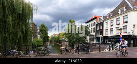 Centre-ville et touristique de hotspot Utrecht avec les touristes et les habitants de la ville, célèbres canaux Banque D'Images