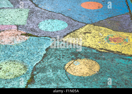 Figures peintes en couleur sur la rue Banque D'Images