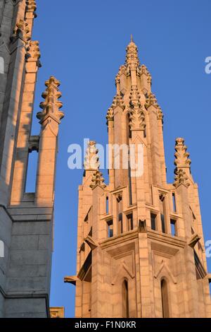 Les tours de Marischal college, Aberdee, dans la lumière du soleil Banque D'Images