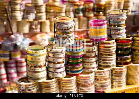 Un certain nombre de bracelets indiens traditionnels ou de brassards sur un marché à Jodhpur, Rajasthan, India Banque D'Images