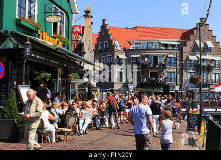 Touristes et habitants à Volendam's Boardwalk. Volendam est une petite ville célèbre attraction touristique grâce à ses costumes traditionnels, port Banque D'Images