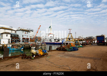 Les quais de carrossage en vieux Portsmouth. L'équipement de pêche sur la jetée en premier plan avec des bateaux et ferry derrière Banque D'Images