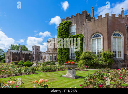 La maison et les jardins historiques à Powderham Castle, Kenton, près d'Exeter, Devon, Angleterre, Royaume-Uni Banque D'Images