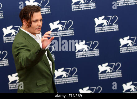 Venise, Italie. Le 4 septembre, 2015. L'acteur Johnny Depp pose à un photocall pour le film messe noire au cours de la 72e Festival annuel International du Film de Venise le 4 septembre, 2015 à Venise Crédit : Andrea Spinelli/Alamy Live News Banque D'Images