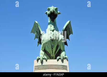 Dragon statue sur Dragon's bridge avec ciel bleu en arrière-plan, Ljubljana, Slovénie Banque D'Images