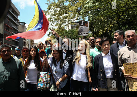 Caracas, Venezuela. 16Th Jun 2015. Lilian Tintori (3R, avant), épouse du chef de l'opposition, Leopoldo Lopez, arrive au palais de justice pour assister à la dernière session de l'oral et le débat public contre Lopez, à Caracas, Venezuela, le 4 septembre 2015. Ce vendredi commence la phase finale du procès de leader de l'opposition radicale Leopoldo Lopez, accusé de fomenter la violence en manifestations anti-gouvernementales en 2014. Credit : Boris Vergara/Xinhua/Alamy Live News Banque D'Images