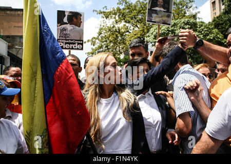 Caracas, Venezuela. 16Th Jun 2015. Lilian Tintori (C, avant), épouse du chef de l'opposition, Leopoldo Lopez, arrive au palais de justice pour assister à la dernière session de l'oral et le débat public contre Lopez, à Caracas, Venezuela, le 4 septembre 2015. Ce vendredi commence la phase finale du procès de leader de l'opposition radicale Leopoldo Lopez, accusé de fomenter la violence en manifestations anti-gouvernementales en 2014. Credit : Boris Vergara/Xinhua/Alamy Live News Banque D'Images