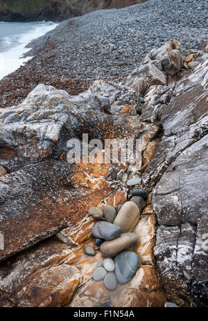 Rocky résumé de détails sur Abermawr beach à Pembrokeshire, Pays de Galles. Banque D'Images