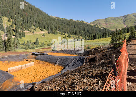 Vieux bassins de sédimentation utilisé pour enlever l'oxyde de fer et autres métaux lourds provenant des mines d'or est fermé à la suite d'un déversement massif résultant des déchets toxiques sont déversés dans la rivière Animas, 14 août 2015 à Silverton, Colorado. Banque D'Images