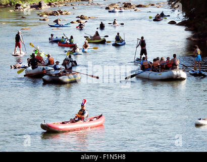 Prendre les résidents à l'eau pour célébrer la ré-ouverture de l'Animas River pour les loisirs avec une flottille de radeaux, kayaks, chambres à air et autres engins à l'eau après les résidus miniers d'une fuite à l'or des mines fermées dumping boues toxiques dans la rivière Vierge 18 Août 2015 à Silverton, Colorado. Banque D'Images