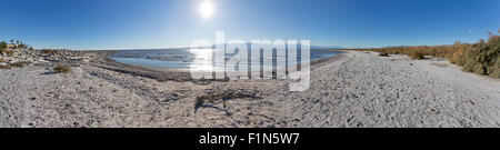 Panorama de la Mecque plage sur la mer de Salton, California, montrant la mer intérieure et le sable avec le soleil bas dans le ciel Banque D'Images