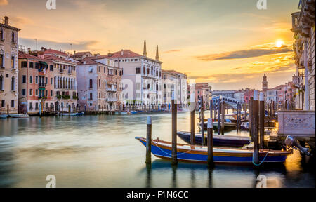 Tôt le matin à Venise avec des bateaux et l'eau soyeuse Banque D'Images