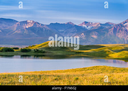 Étang et des montagnes Rocheuses à la première lumière, Waterton Lakes National Park, Alberta, Canada Banque D'Images