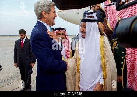 Camp Springs, Maryland, USA. 3 Septembre, 2015. Le secrétaire d'Etat américain John Kerry se félicite le roi saoudien Salman bin Abdulaziz sur l'arrivée à Joint Base Andrews Le 3 septembre 2015 à Camp Springs, dans le Maryland. Banque D'Images