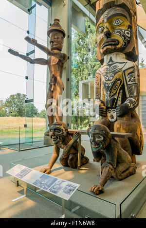 Se félicitant des Salish de la côte de la figure et totem sculpté, MOA, Musée d'Anthropologie, Université de la Colombie-Britannique, Vancouver, Canada Banque D'Images