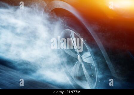 Fortes pluies au volant. L'aquaplanage ou Aquaplaning conduire Concept. Roue de voiture dans l'orage. Banque D'Images