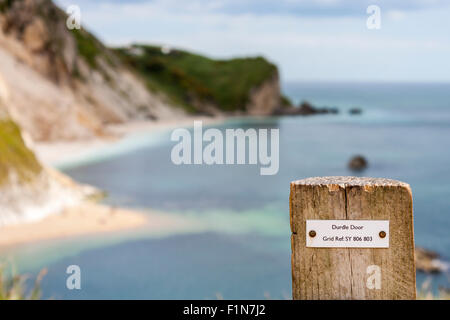 Référence de grille sur poteau de clôture donnant carte situation pour les marcheurs à Durdle Door dans le Dorset. Dans le contexte des problèmes de mise au point peut être voir Banque D'Images