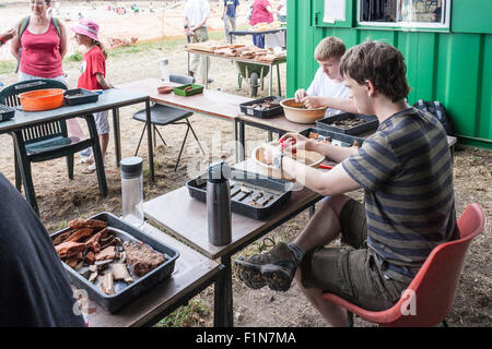 Étudiants archéologues travaillant au projet de vie de la ville romaine: Un site archéologique de fouilles à Silchester, Berkshire, Angleterre, GB, Royaume-Uni. Banque D'Images