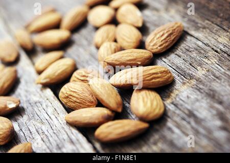 Amandes brutes sur bois vieilli. Les écrous d'amandes séchées en bonne santé. Banque D'Images