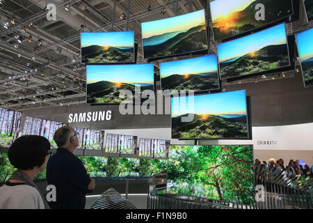 Berlin, Allemagne. 16Th Jun 2015. Les visiteurs Voir le produit Samsung 4K SUHD plat incurvé chez Samsung's stand de la 55e foire de l'électronique grand public IFA à Berlin, Allemagne, le 4 septembre 2015. Comme le 55e Salon de l'électronique grand public IFA, le plus grand de l'électronique grand public et électroménager juste a débuté le vendredi à Berlin, la Chine Marque a également tenu sa première cérémonie d'ouverture à l'IFA. Credit : Zhang Fan/Xinhua/Alamy Live News Banque D'Images